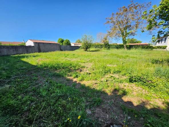 Terrain constructible de 898 m² aux Magnils Reigniers, idéal pour votre projet immobilier en Vendée