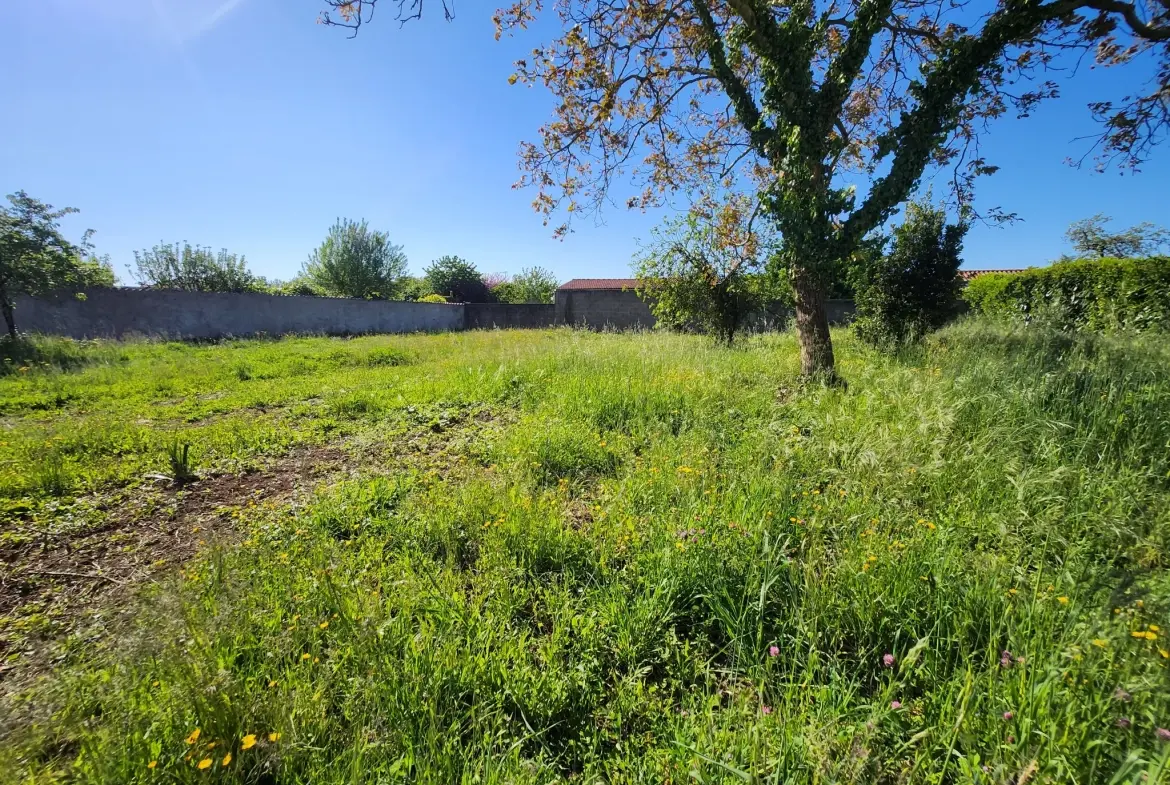 Terrain constructible de 898 m² aux Magnils Reigniers, idéal pour votre projet immobilier en Vendée 