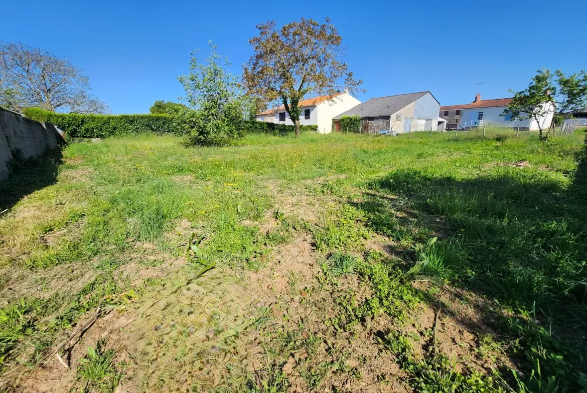 Terrain constructible de 898 m² aux Magnils Reigniers, idéal pour votre projet immobilier en Vendée 