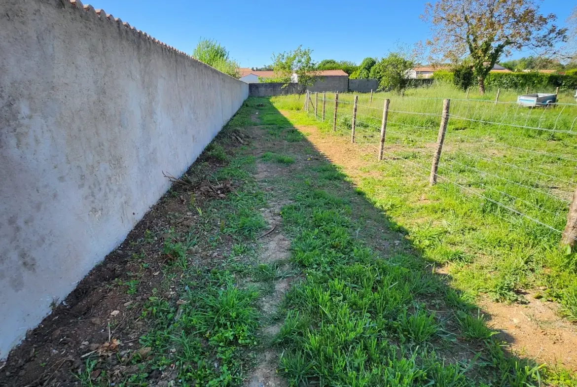 Terrain constructible de 898 m² aux Magnils Reigniers, idéal pour votre projet immobilier en Vendée 