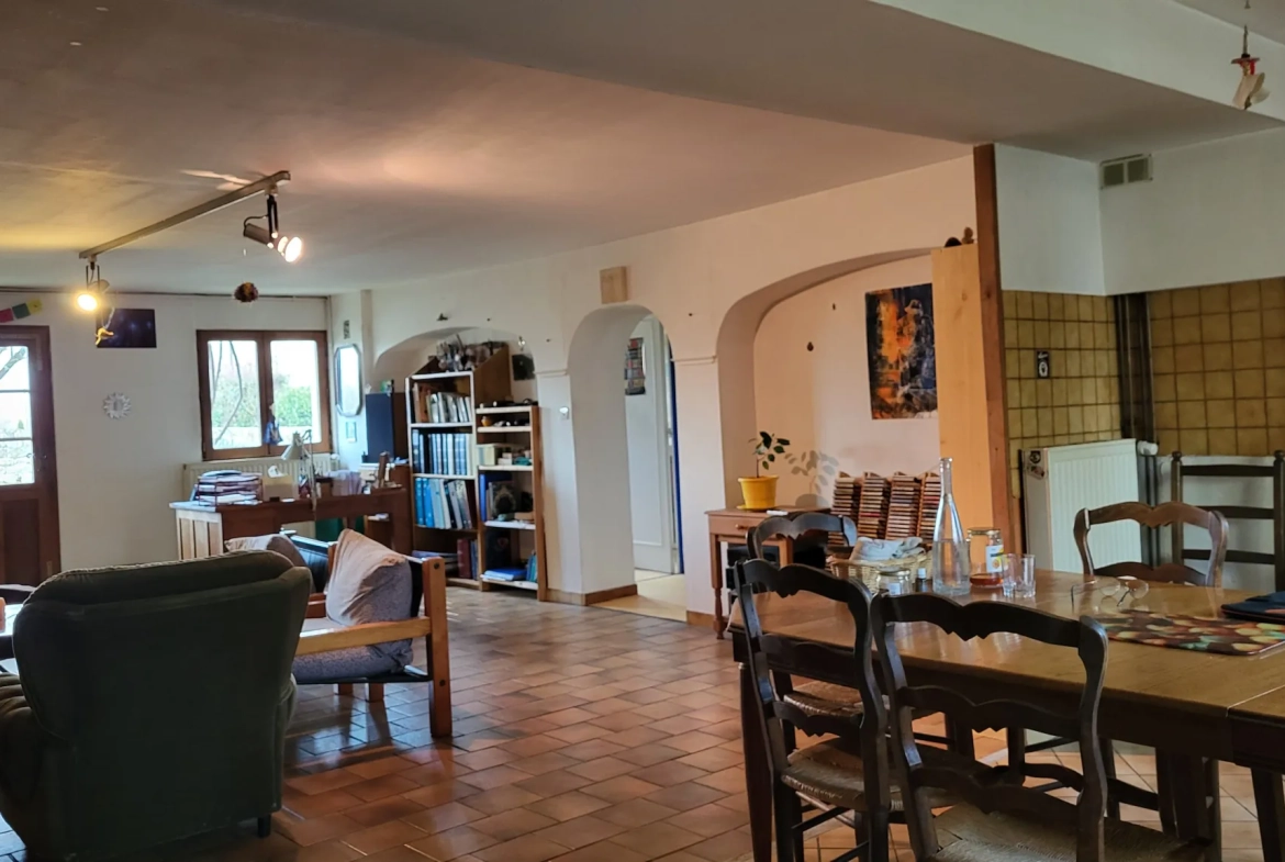 Maison traditionnelle à vendre à Chapelle-Voland avec dépendances et grand terrain 