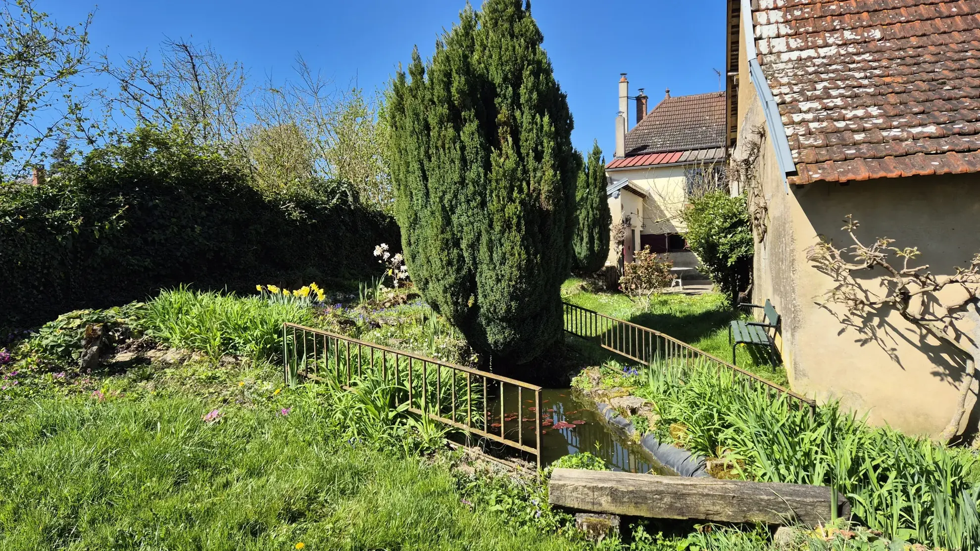 Maison traditionnelle à vendre à Chapelle-Voland avec dépendances et grand terrain 