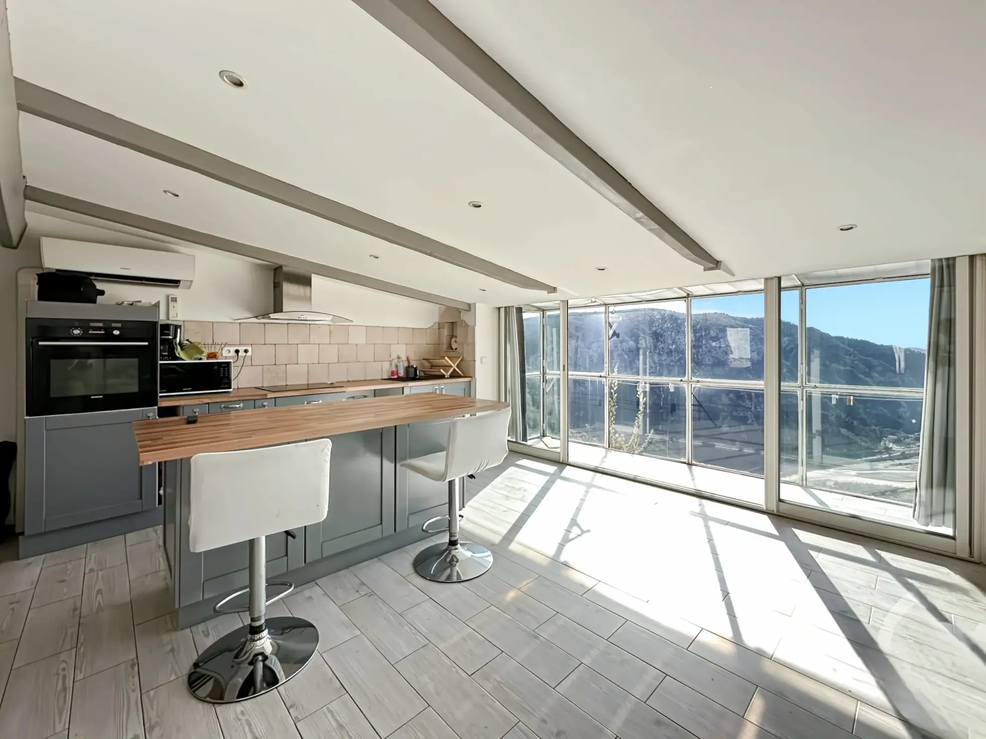 Charmante maison de village avec vue dégagée à Bonson - 97 m² 