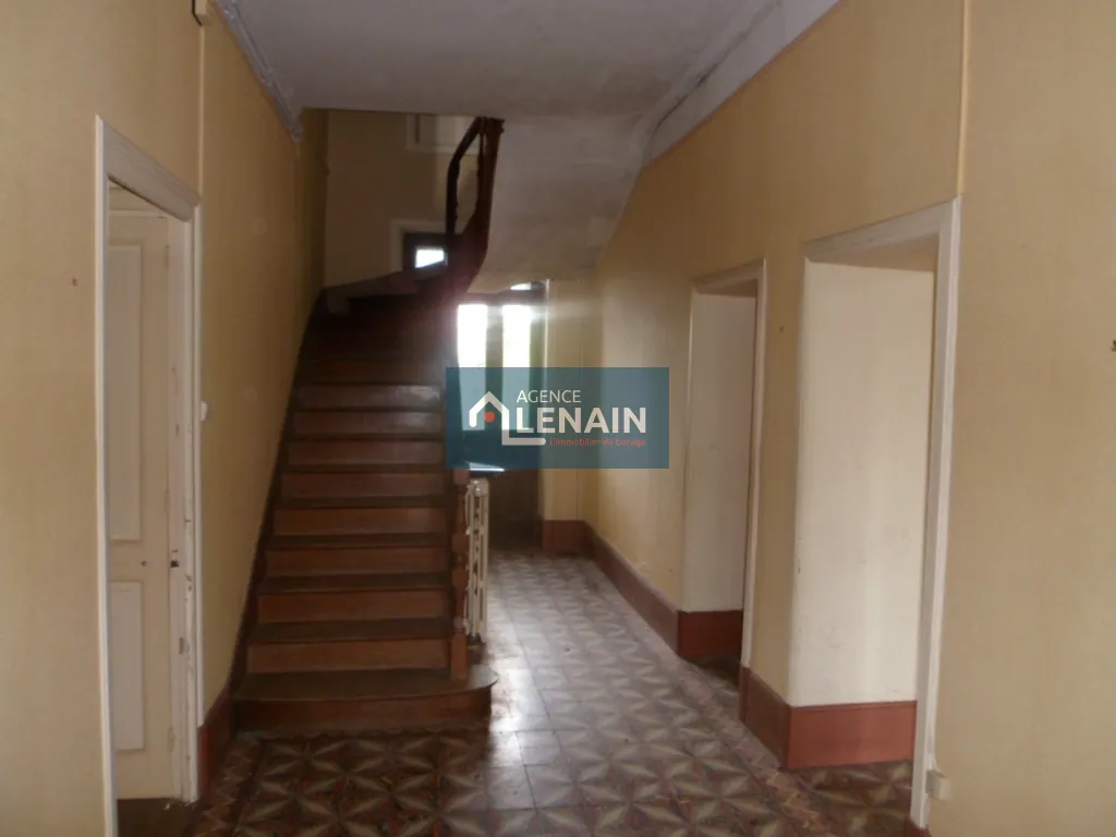 Maison bourgeoise à rénover avec terrain de 1900 m² à St Pierre du Chemin 