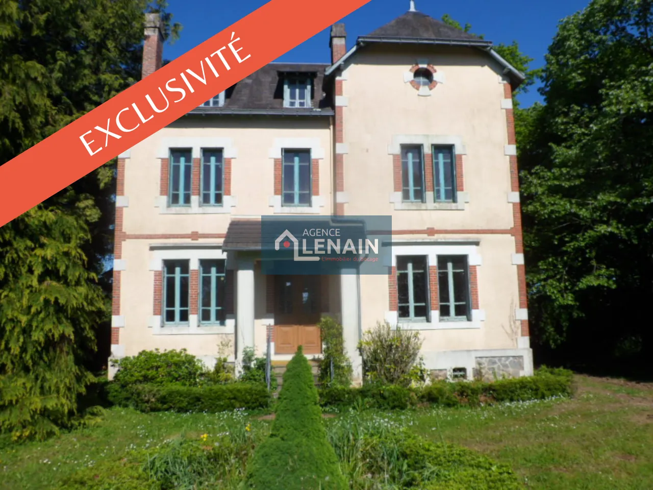 Maison bourgeoise à rénover avec terrain de 1900 m² à St Pierre du Chemin 