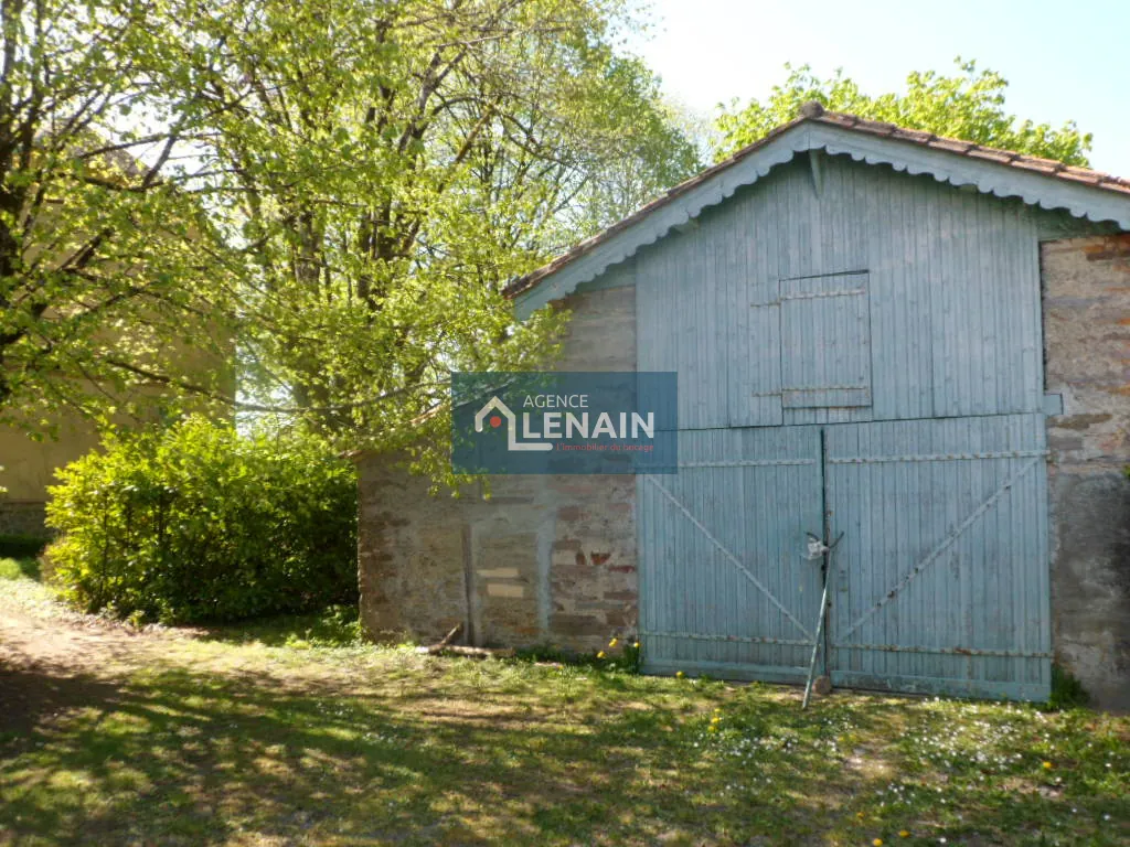 Maison bourgeoise à rénover avec terrain de 1900 m² à St Pierre du Chemin 
