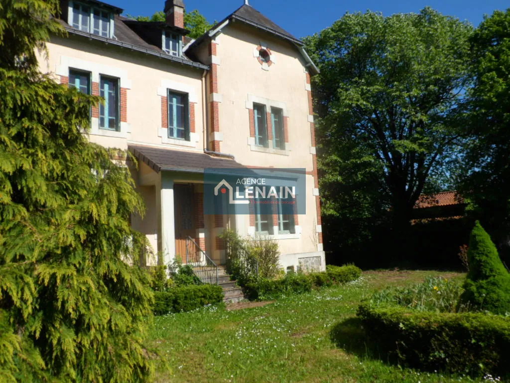 Maison bourgeoise à rénover avec terrain de 1900 m² à St Pierre du Chemin 