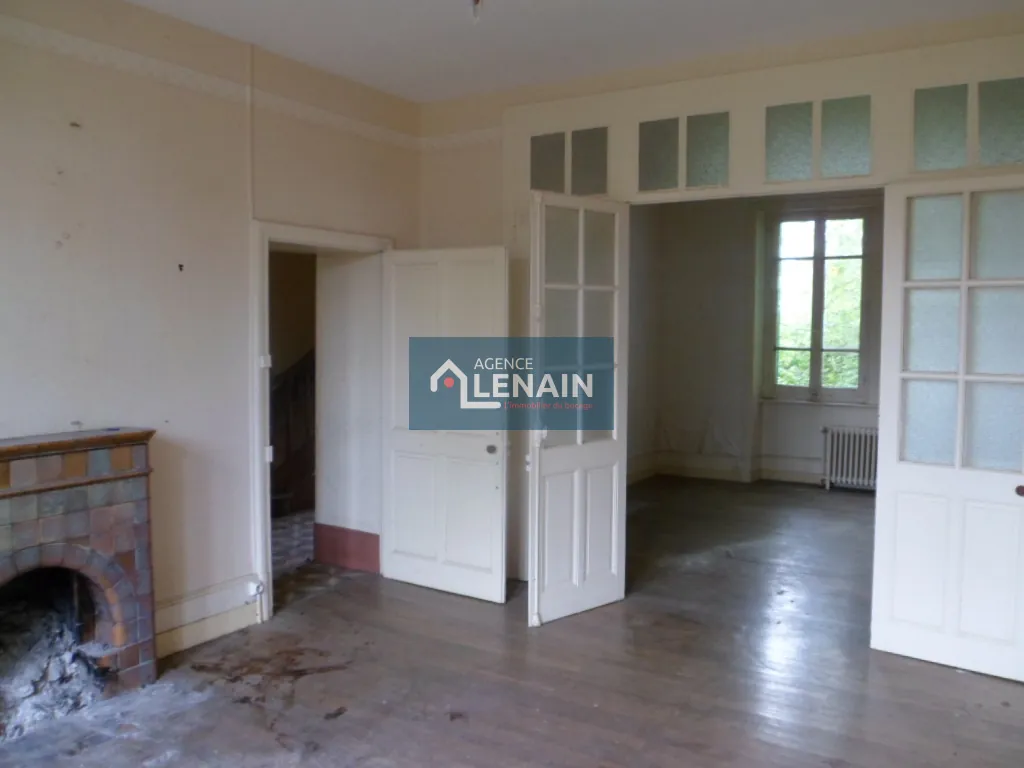Maison bourgeoise à rénover avec terrain de 1900 m² à St Pierre du Chemin 