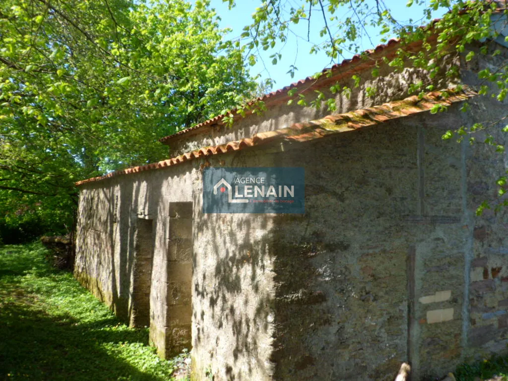 Maison bourgeoise à rénover avec terrain de 1900 m² à St Pierre du Chemin 