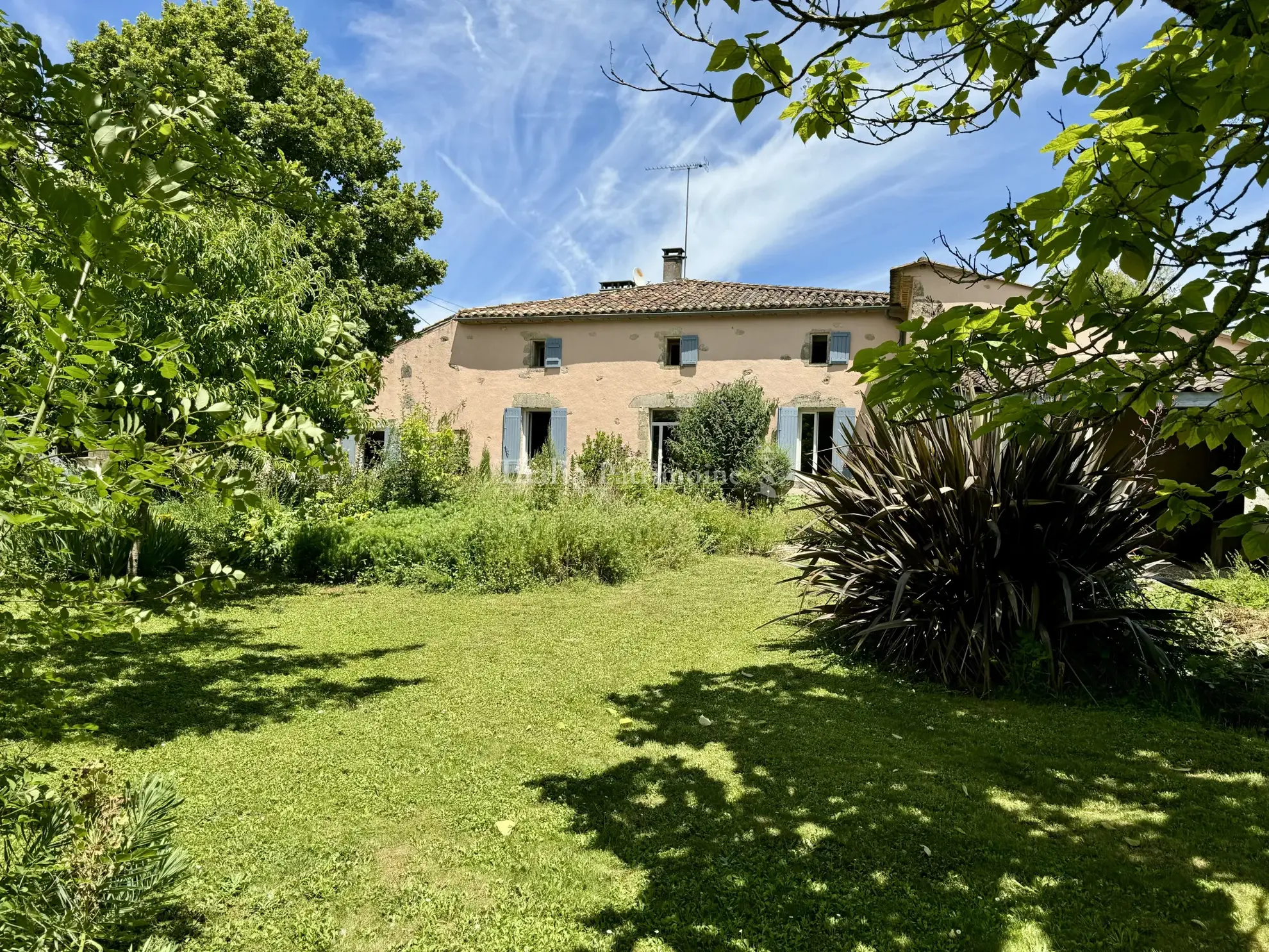 Belle maison en pierre de 220m² avec atelier et jardin à Cadillac 