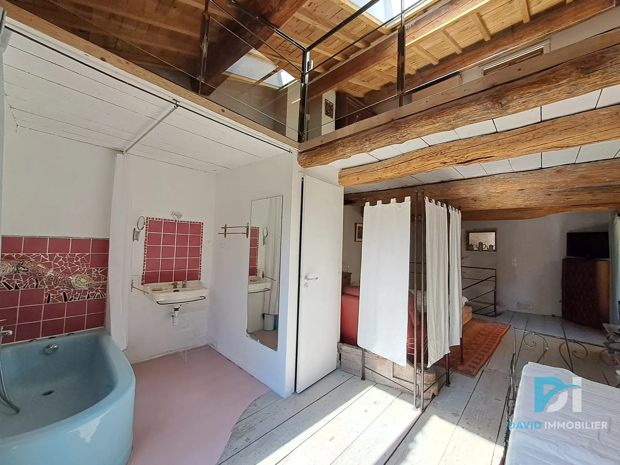 Maison atypique T3 en pierre à Tourbes, 82 m², cadre convivial et charme de l'ancien 