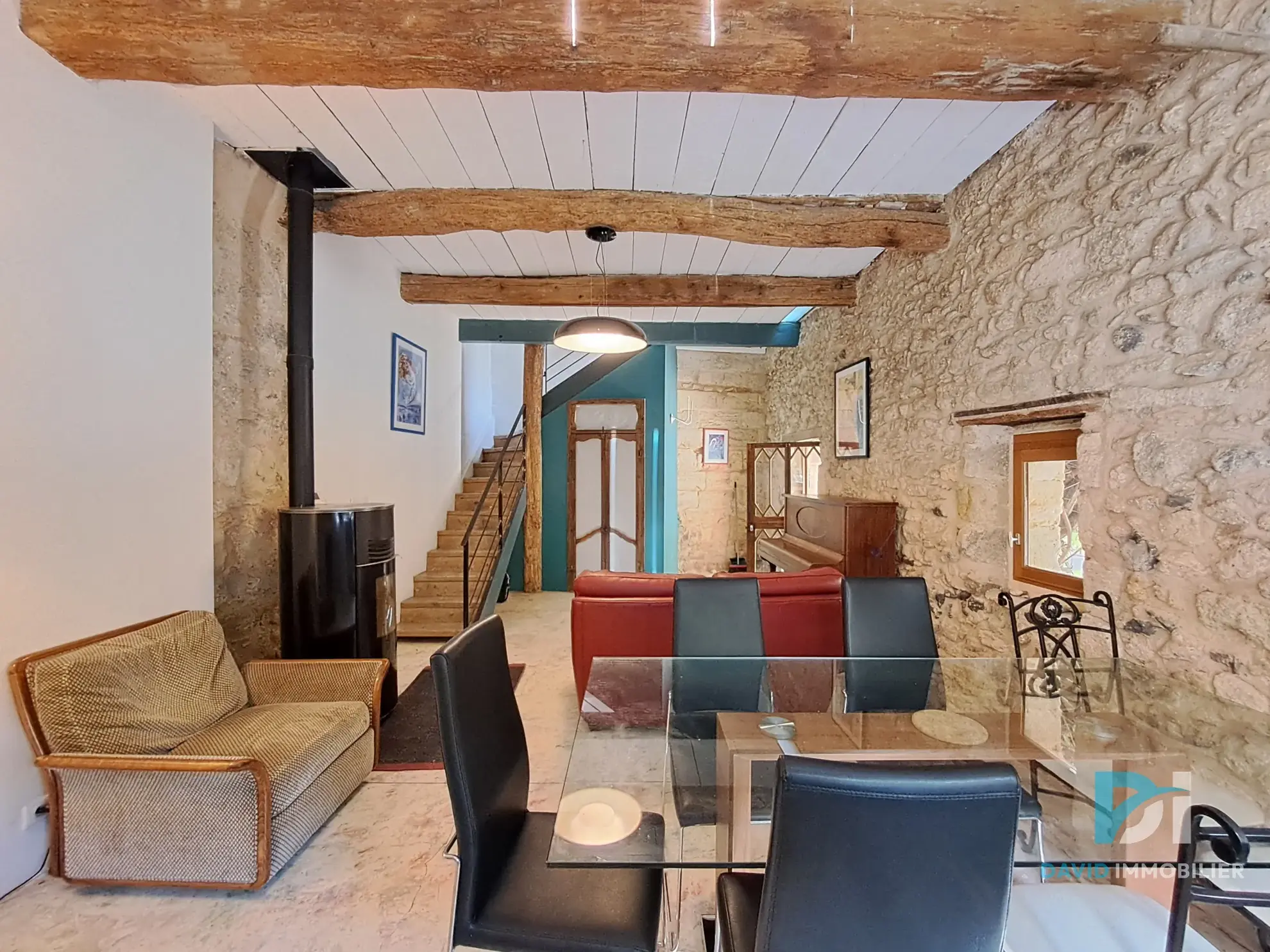 Maison atypique T3 en pierre à Tourbes, 82 m², cadre convivial et charme de l'ancien 