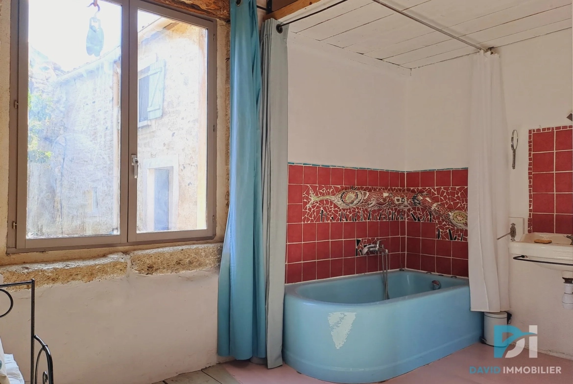 Maison atypique T3 en pierre à Tourbes, 82 m², cadre convivial et charme de l'ancien 