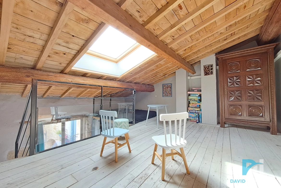 Maison atypique T3 en pierre à Tourbes, 82 m², cadre convivial et charme de l'ancien 