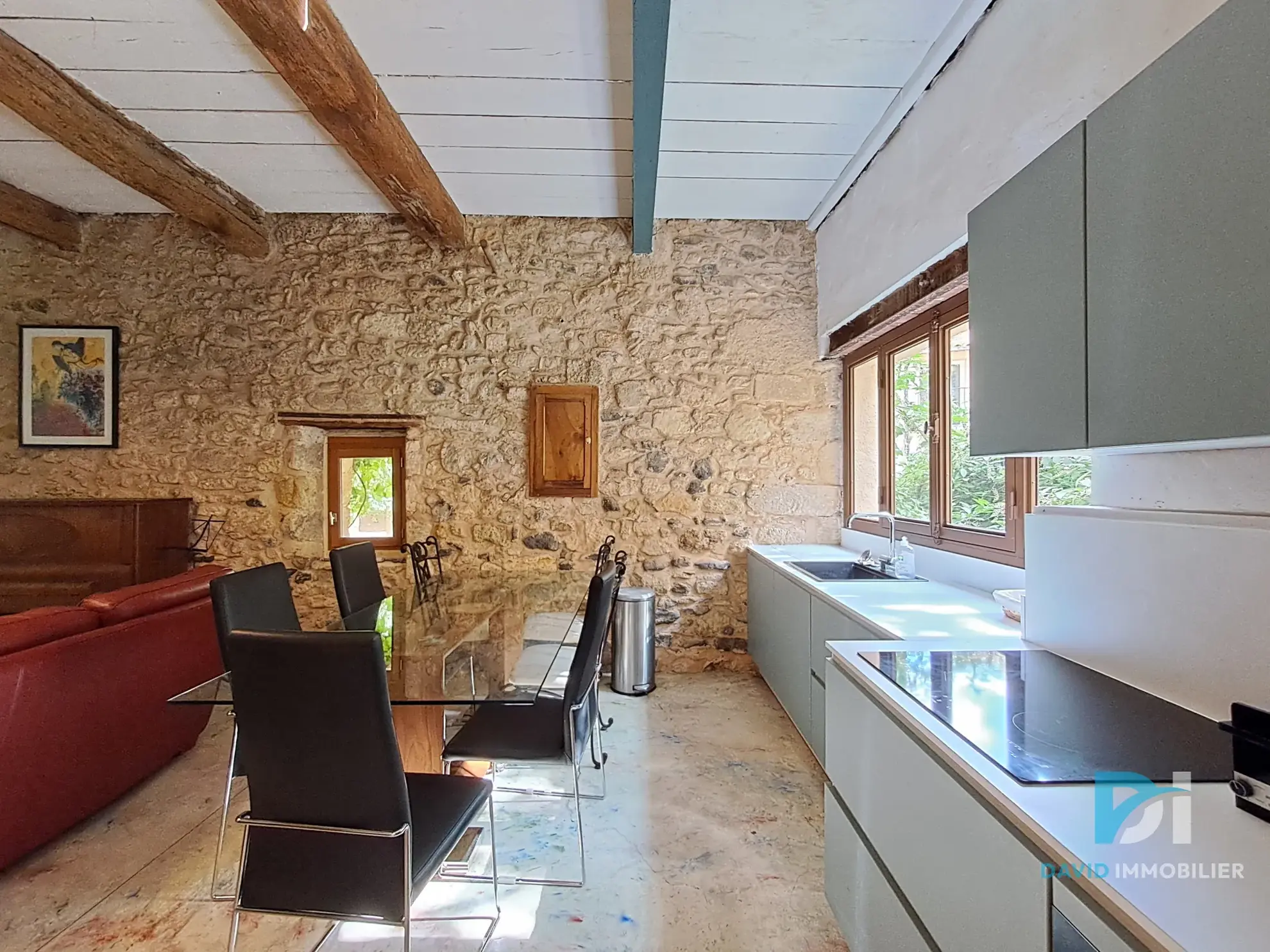 Maison atypique T3 en pierre à Tourbes, 82 m², cadre convivial et charme de l'ancien 
