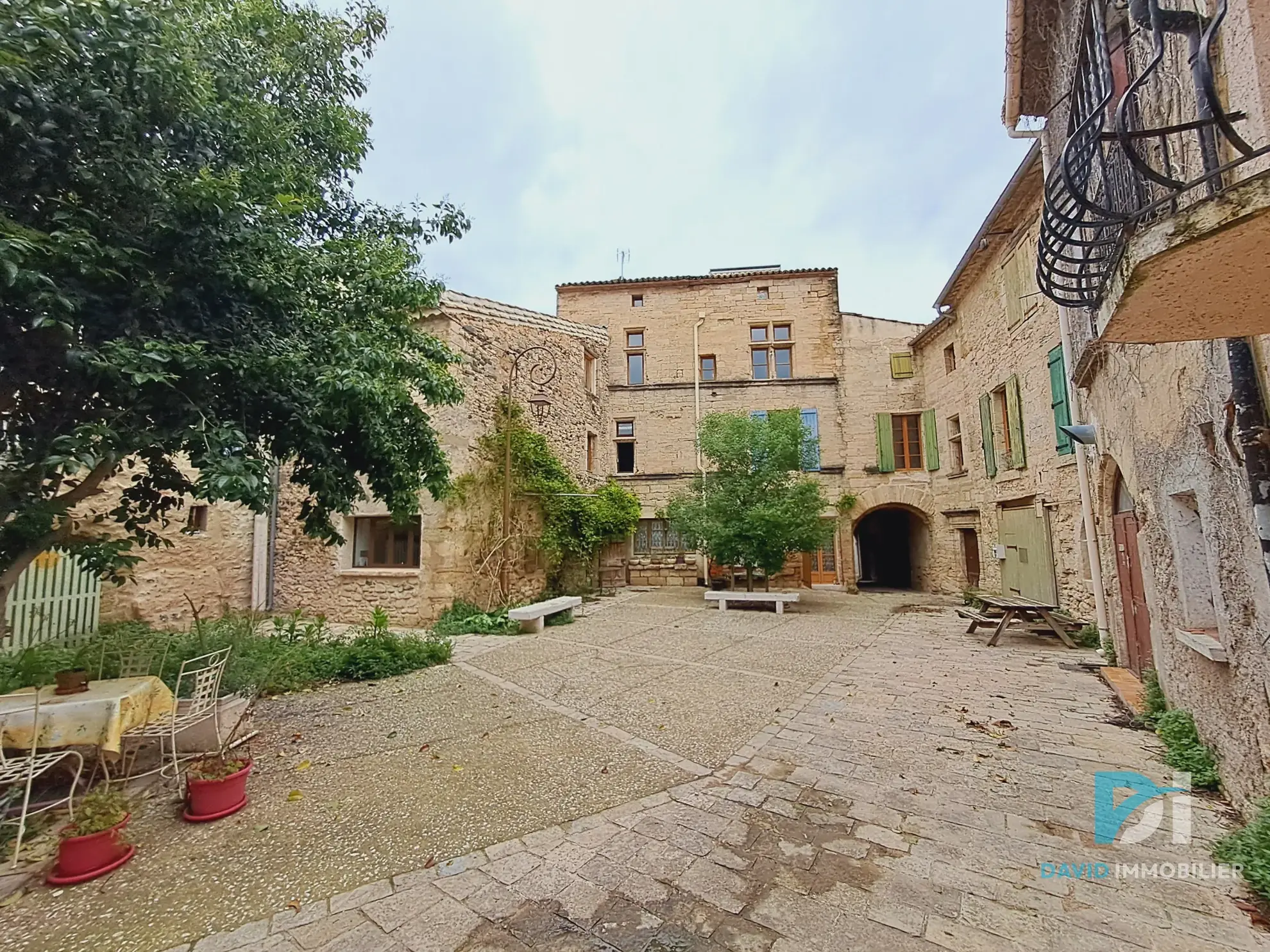 Maison atypique T3 en pierre à Tourbes, 82 m², cadre convivial et charme de l'ancien 