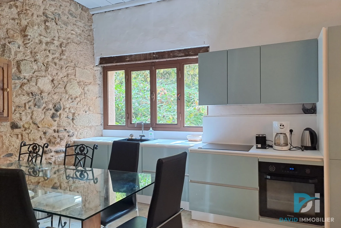 Maison atypique T3 en pierre à Tourbes, 82 m², cadre convivial et charme de l'ancien 