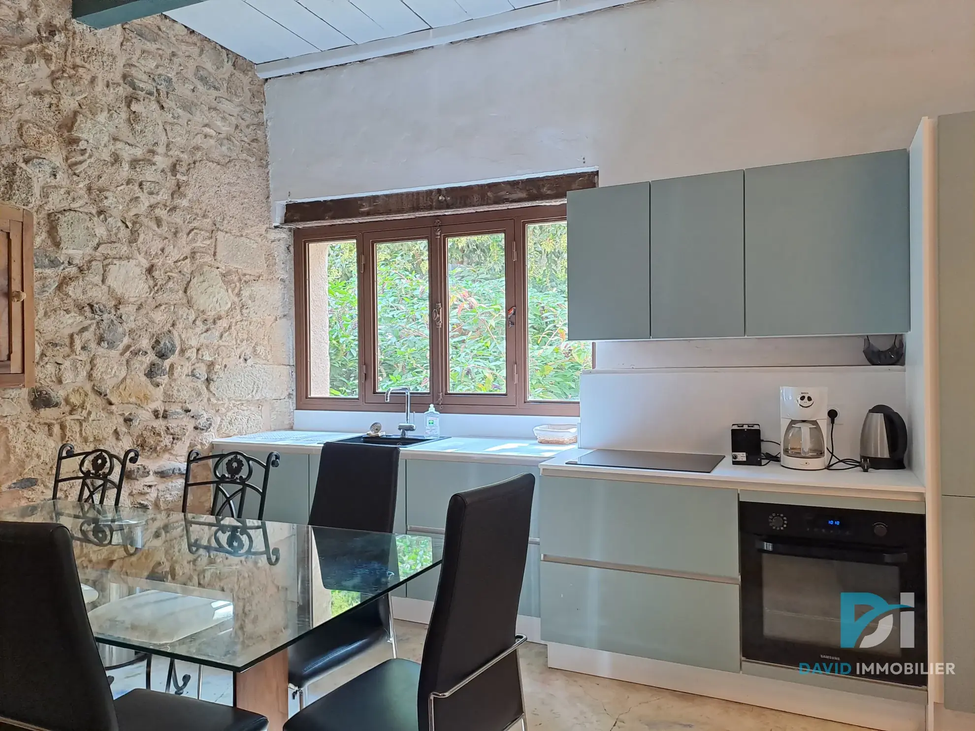 Maison atypique T3 en pierre à Tourbes, 82 m², cadre convivial et charme de l'ancien 