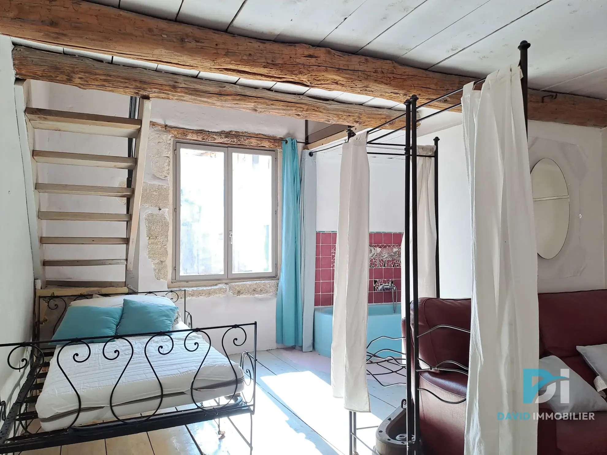 Maison atypique T3 en pierre à Tourbes, 82 m², cadre convivial et charme de l'ancien 