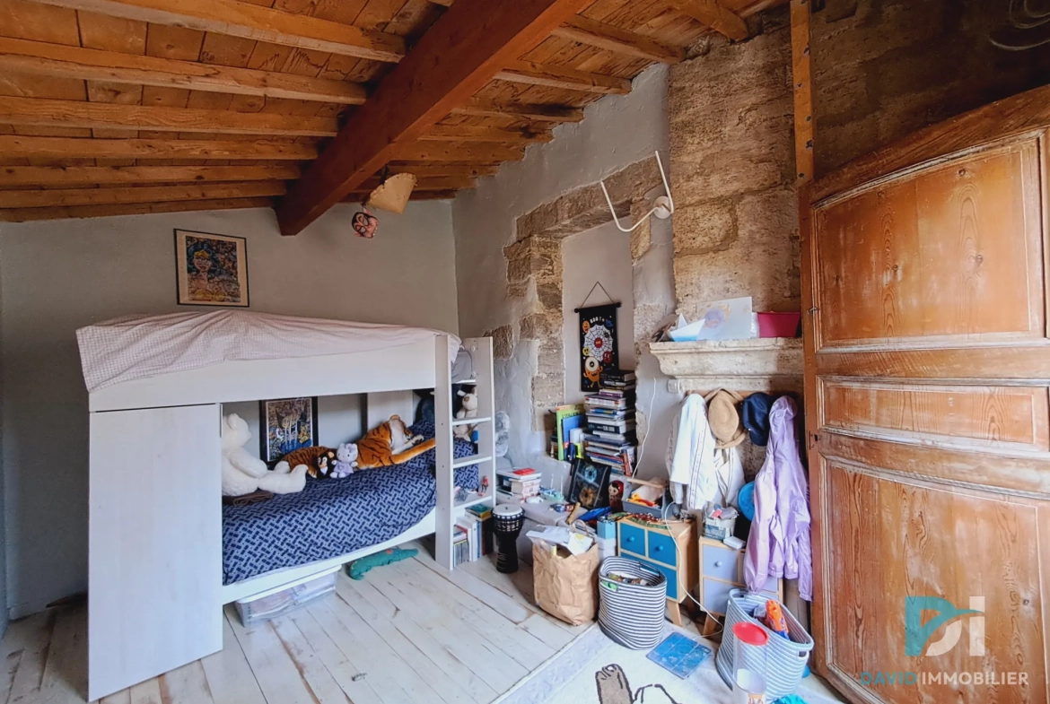 Maison atypique T3 en pierre à Tourbes, 82 m², cadre convivial et charme de l'ancien 