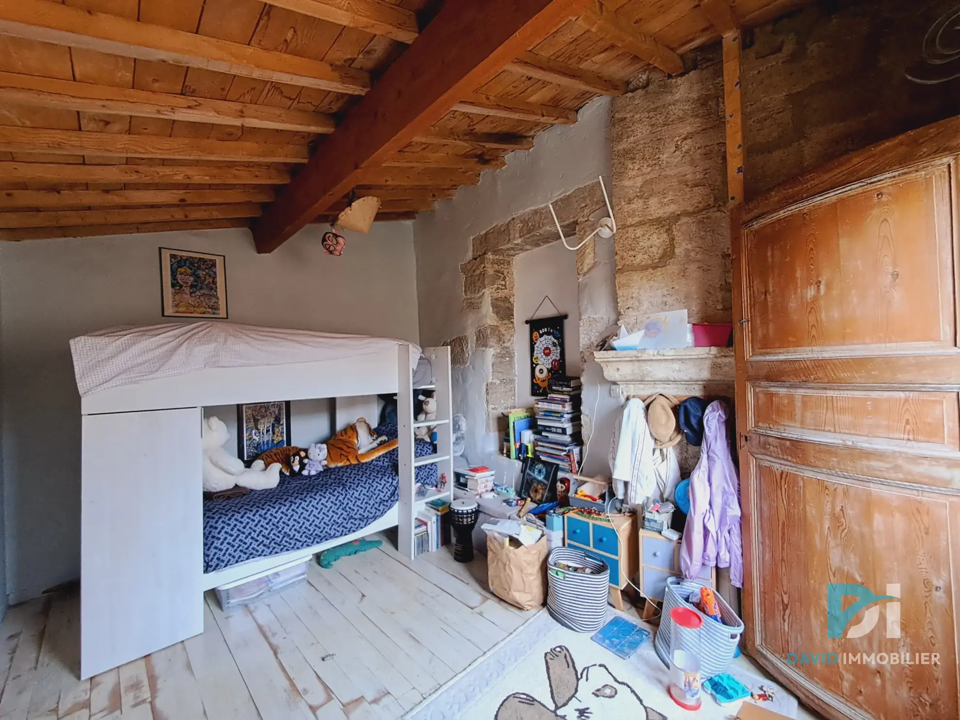 Maison atypique T3 en pierre à Tourbes, 82 m², cadre convivial et charme de l'ancien 
