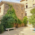 Maison atypique T3 en pierre à Tourbes, 82 m², cadre convivial et charme de l'ancien