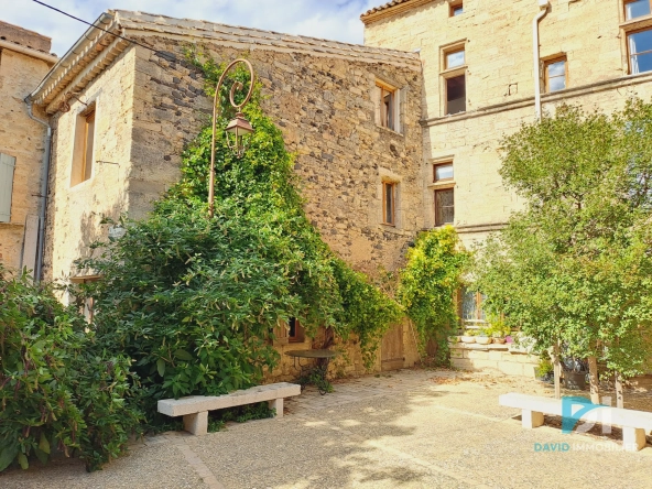 Maison atypique T3 en pierre à Tourbes, 82 m², cadre convivial et charme de l'ancien