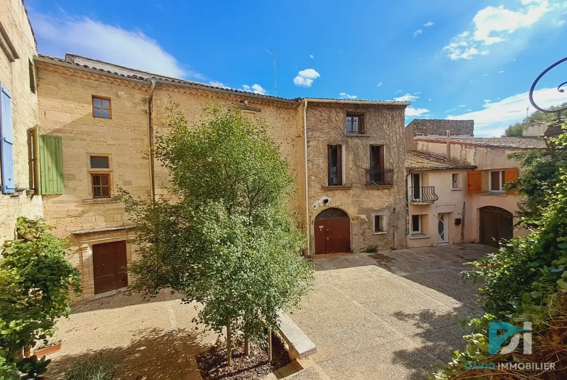 Maison atypique T3 en pierre à Tourbes, 82 m², cadre convivial et charme de l'ancien 