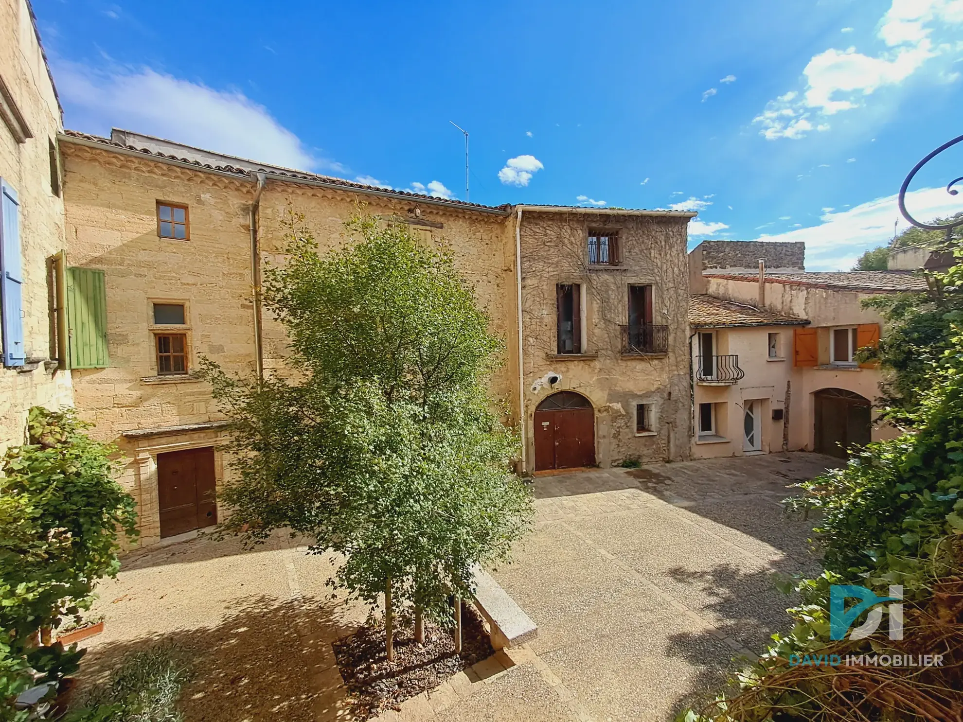 Maison atypique T3 en pierre à Tourbes, 82 m², cadre convivial et charme de l'ancien 