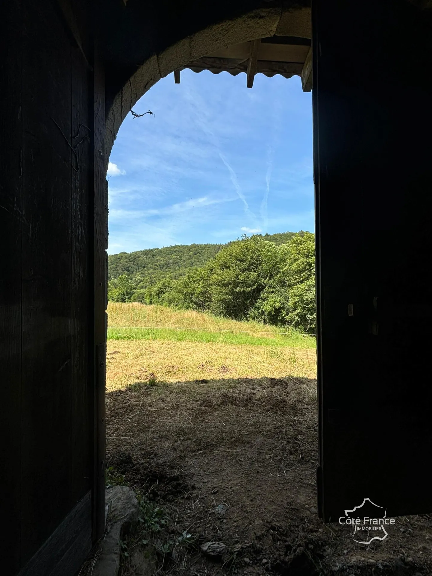 Grande grange en pierre à rénover à Saint-Étienne-de-Maurs (15600), 866 m² de terrain 
