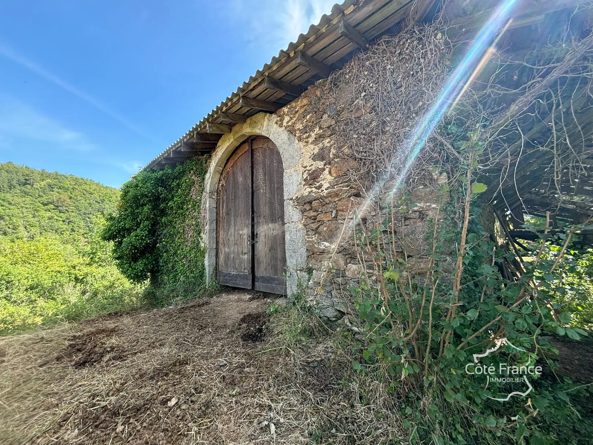 Grande grange en pierre à rénover à Saint-Étienne-de-Maurs (15600), 866 m² de terrain 