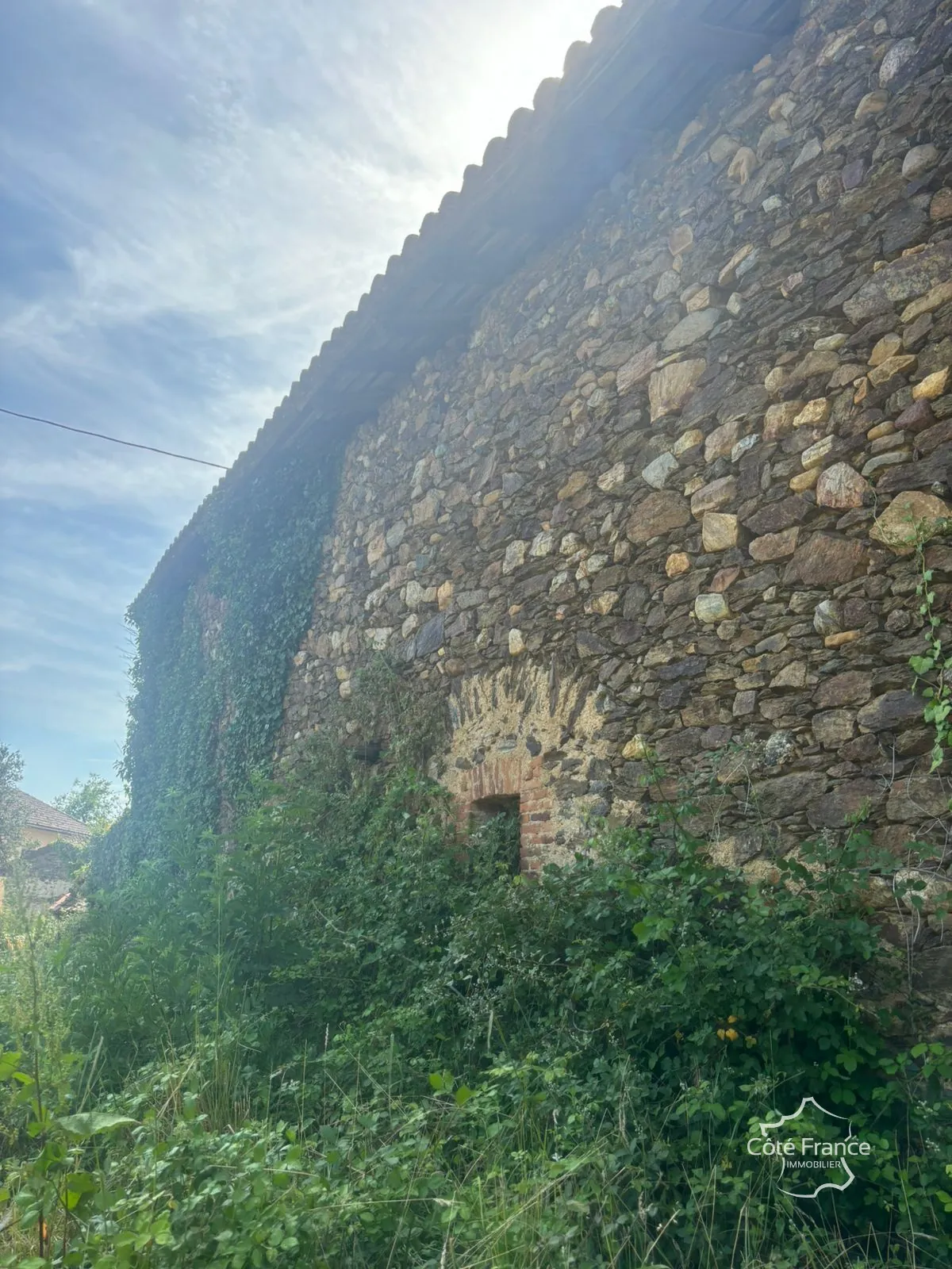Grande grange en pierre à rénover à Saint-Étienne-de-Maurs (15600), 866 m² de terrain 