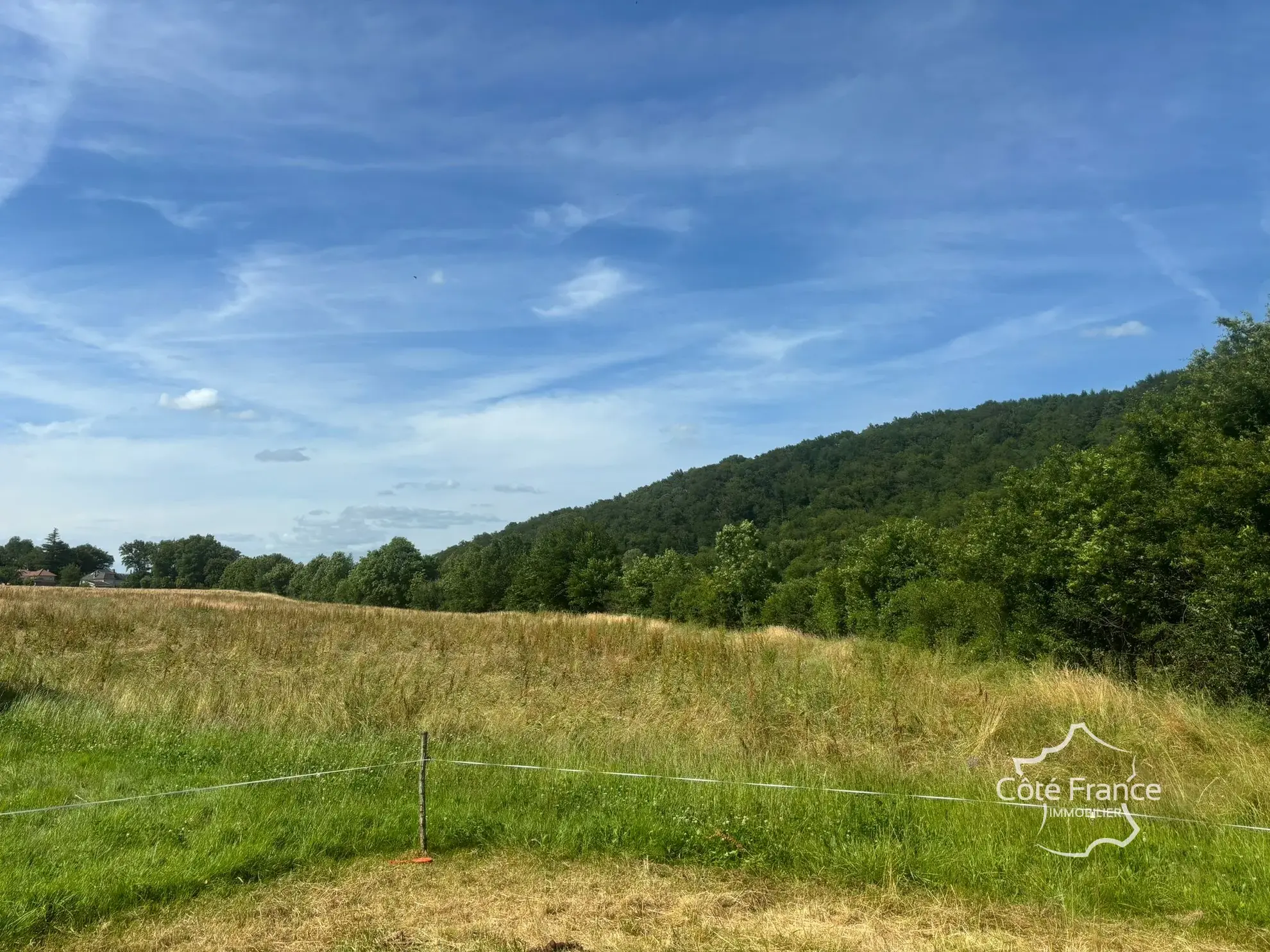 Grande grange en pierre à rénover à Saint-Étienne-de-Maurs (15600), 866 m² de terrain 