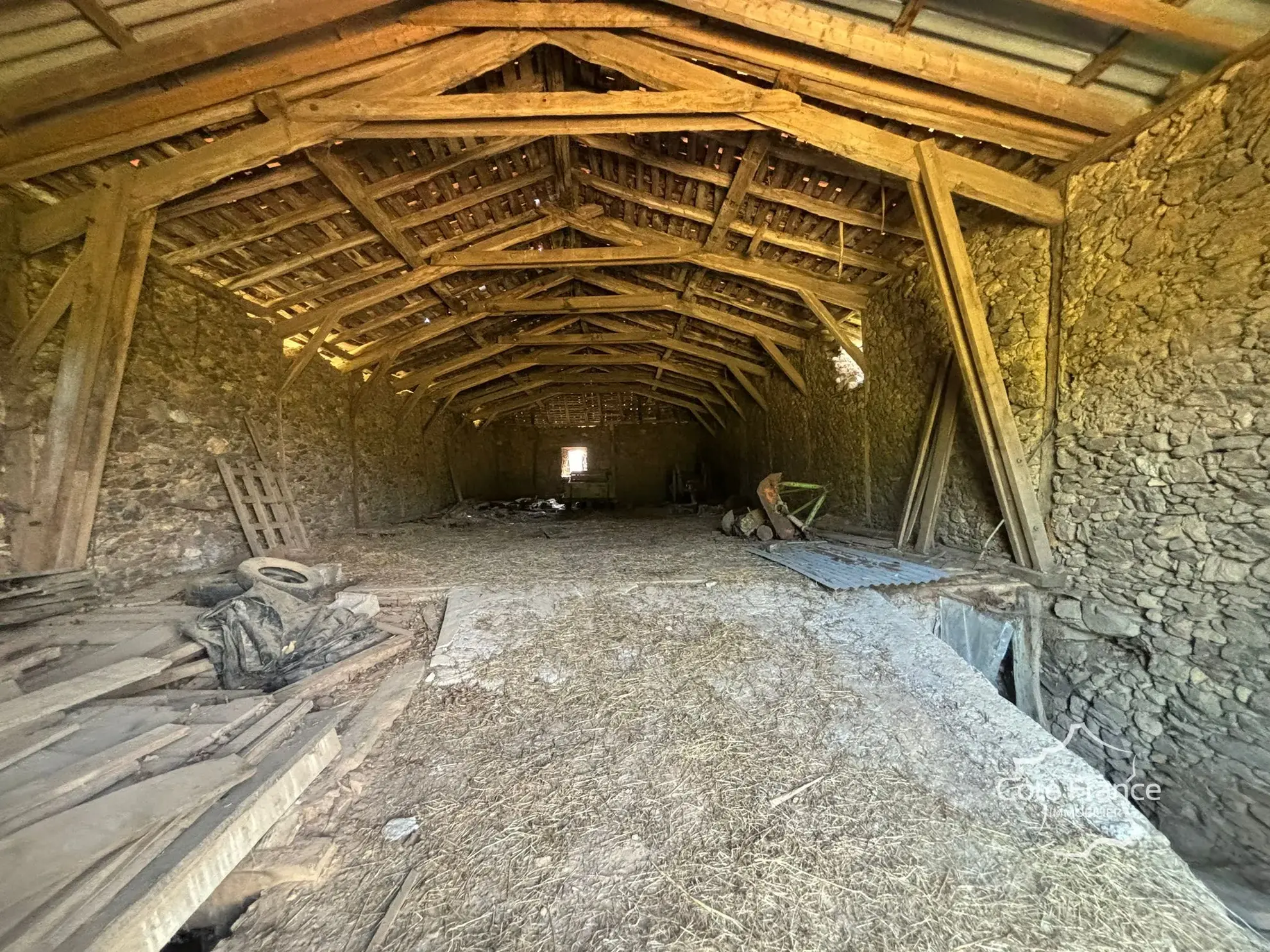 Grande grange en pierre à rénover à Saint-Étienne-de-Maurs (15600), 866 m² de terrain 