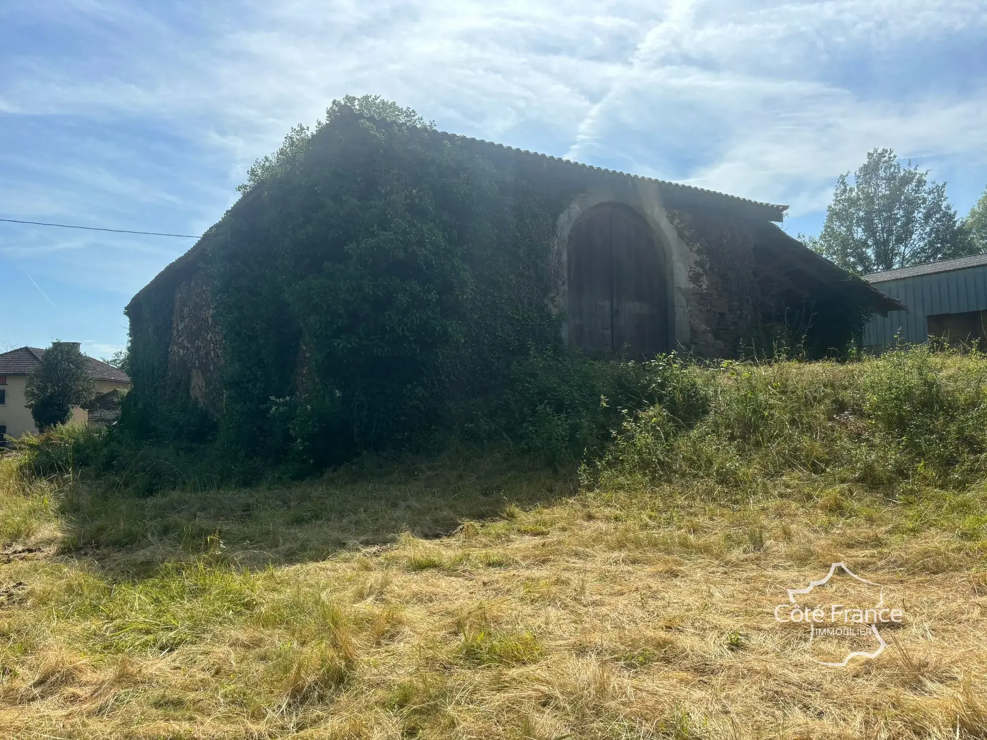 Grande grange en pierre à rénover à Saint-Étienne-de-Maurs (15600), 866 m² de terrain 
