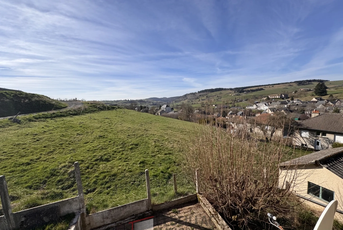 Maison à vendre sur les hauteurs d'Allanche avec 4 chambres et terrain de 586 m² 