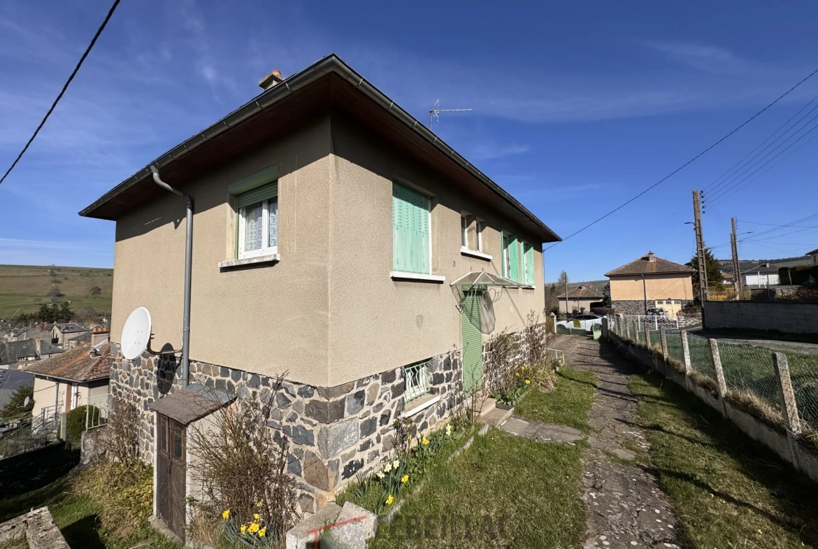 Maison à vendre sur les hauteurs d'Allanche avec 4 chambres et terrain de 586 m² 