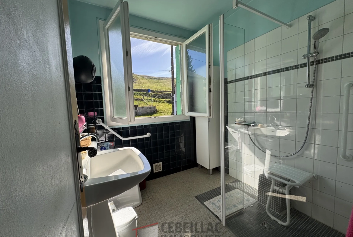 Maison à vendre sur les hauteurs d'Allanche avec 4 chambres et terrain de 586 m² 