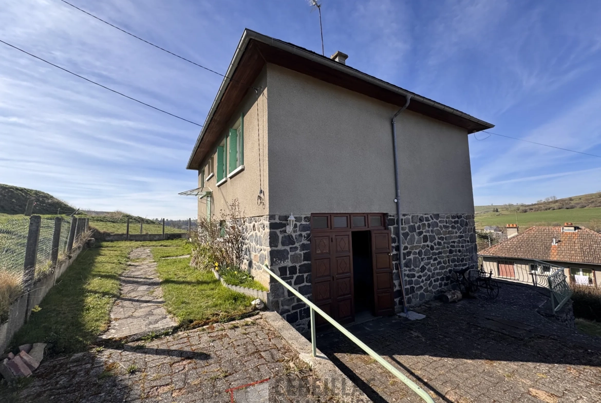 Maison à vendre sur les hauteurs d'Allanche avec 4 chambres et terrain de 586 m² 