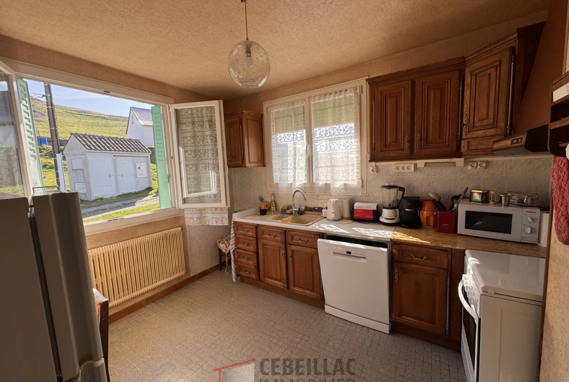 Maison à vendre sur les hauteurs d'Allanche avec 4 chambres et terrain de 586 m² 