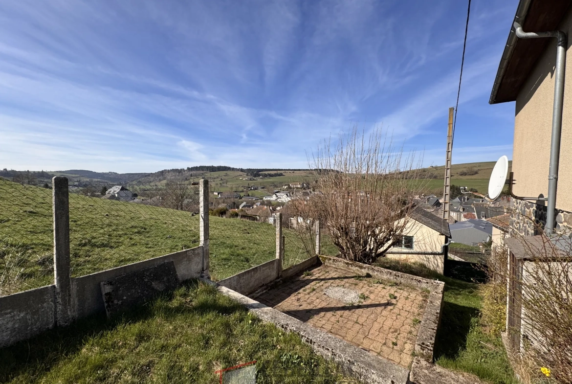 Maison à vendre sur les hauteurs d'Allanche avec 4 chambres et terrain de 586 m² 