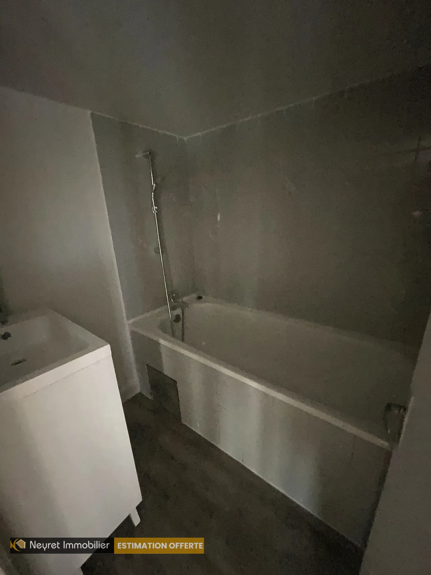 Appartement F1 bis avec mezzanine au centre-ville de Saint-Étienne 