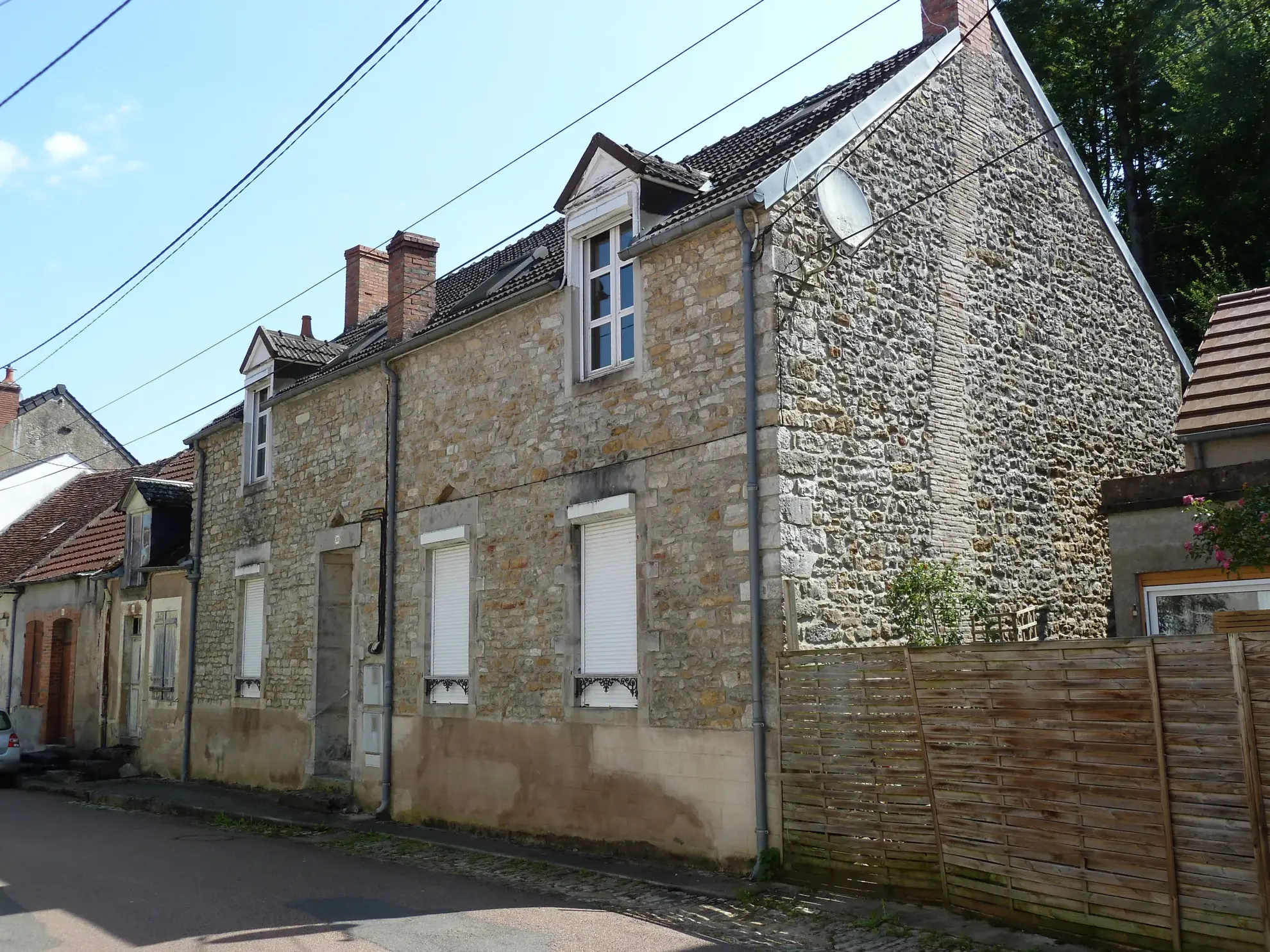 Maison de 4 appartements à vendre à Chatillon en Bazois - Opportunité d'investissement 