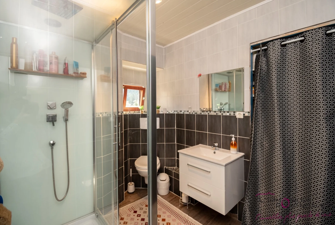 Appartement 5 pièces à Pontarlier avec jardin, garage et dépendances 
