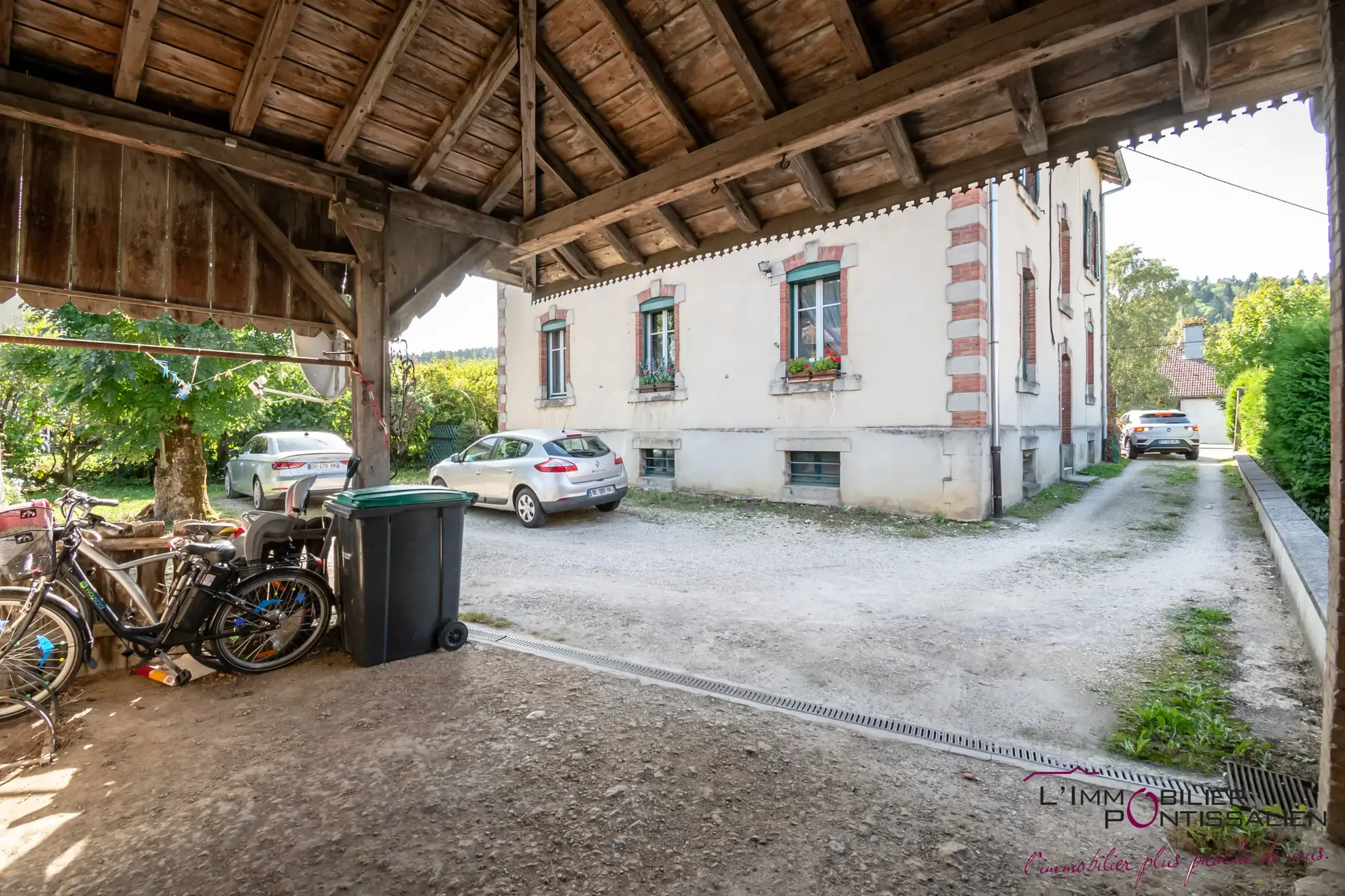 Appartement 5 pièces à Pontarlier avec jardin, garage et dépendances 