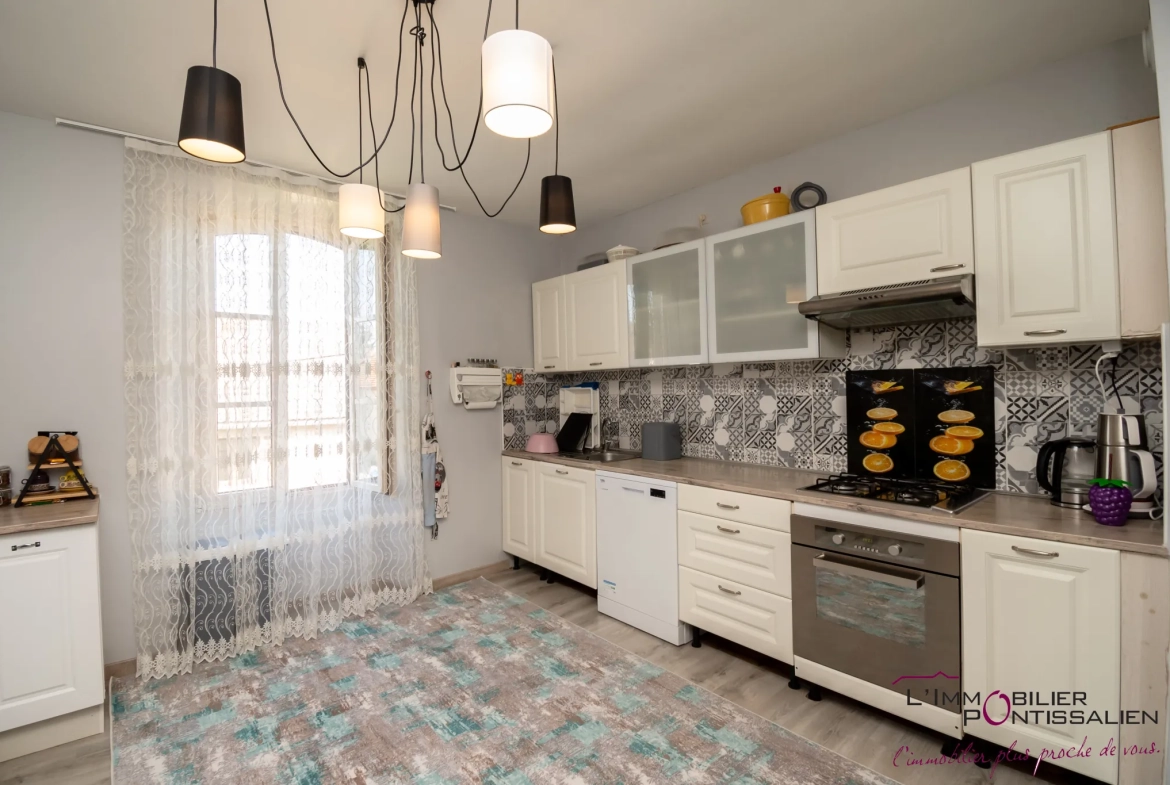 Appartement 5 pièces à Pontarlier avec jardin, garage et dépendances 