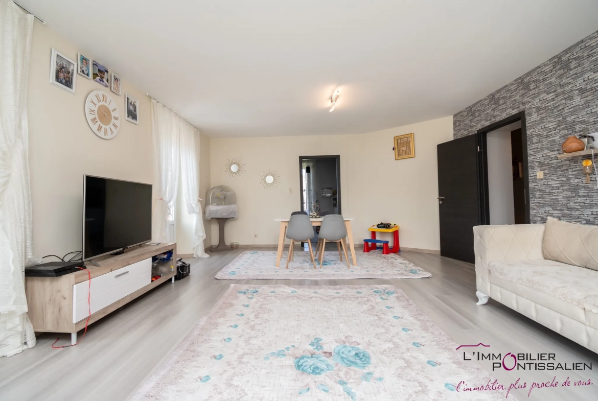 Appartement 5 pièces à Pontarlier avec jardin, garage et dépendances 