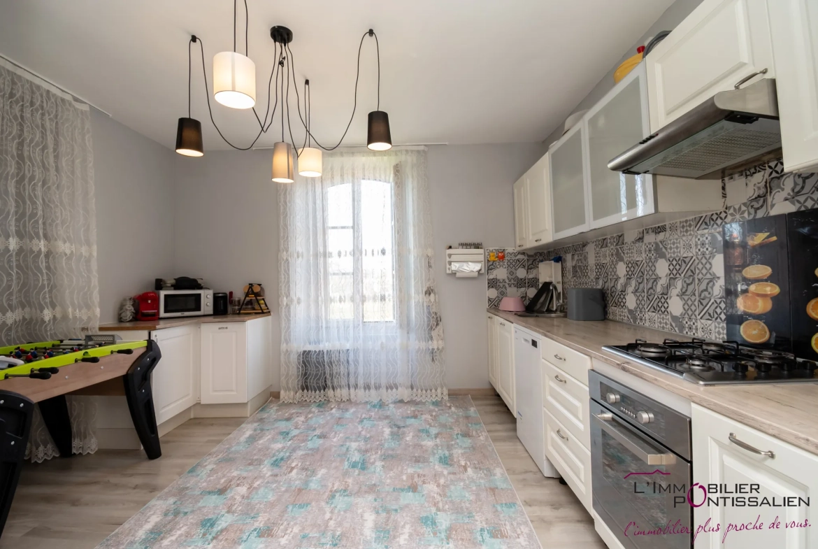 Appartement 5 pièces à Pontarlier avec jardin, garage et dépendances 