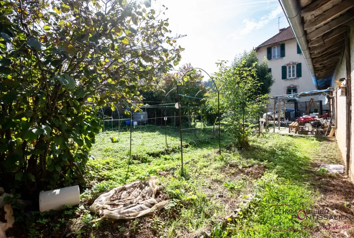 Appartement 5 pièces à Pontarlier avec jardin, garage et dépendances 