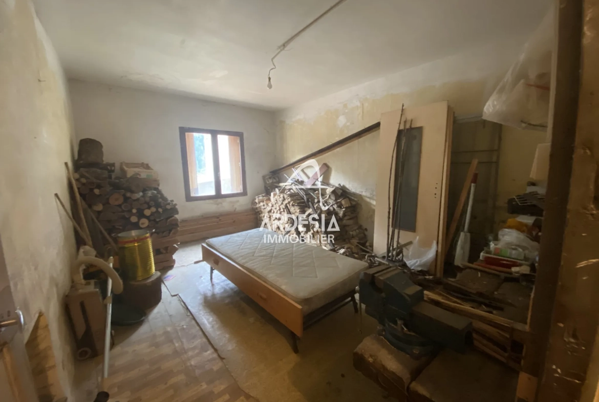 À vendre à Saint-André, deux appartements à réhabiliter avec combles et grange 